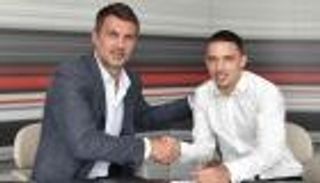 طالب بالمساواة.. بن ناصر يفرض شروطه للتجديد مع ميلان