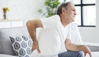 شخص مصاب بآلام الظهر - أرشيفية