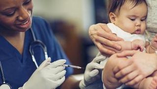 رضيع يحصل على لقاح- أرشيفية