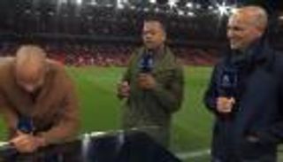 فيديو.. أسطورة مانشستر يونايتد يأكل عشب "أولد ترافورد"