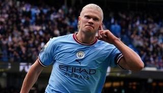 إيرلينج هالاند بقميص مانشستر سيتي