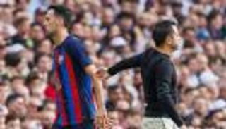 من الداخل.. تشافي يحدد 4 بدائل لتعويض "محور برشلونة"