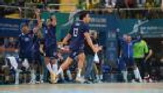 رد فعل جنوني.. معلق سعودي يخطف قلوب جماهير الأهلي أمام بنفيكا (فيديو)