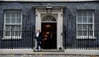 تراس في 44 يومًا من الأزمات.. تسلسل زمني من التنصيب للاستقالة