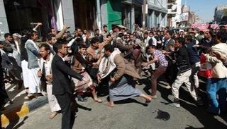 مظاهرة سابقة ليمنيين للمطالبة برواتبهم - أرشيفية