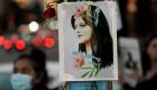 "مهسا أميني" ترفع علم إيران في ملبورن الأسترالية