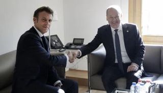 إيمانويل ماكرون وأولاف شولتز 