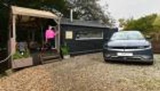 هيونداي تفتتح أول فندق يحصل على الطاقة من سيارة.. عبقرية "آيونك 5"