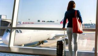 مسافرة في أحد المطارات - أرشيفية