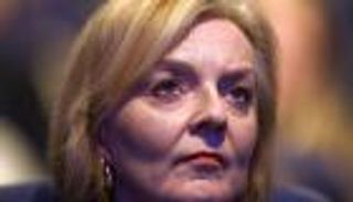 ليز تراس "ضحية" كائنات فضائية.. أسرار التغريدات "القاتلة"