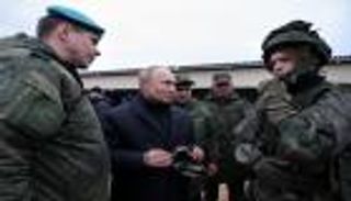 بوتين "القناص" والحقيبة الغامضة.. حارس الرئيس تحت المجهر