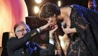 شيرين عبدالوهاب تقبل يد طبيبها
