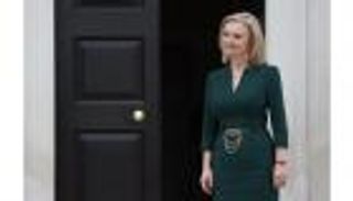 تراس تغادر من الباب الخلفي.. أقصر مدة حكم في تاريخ بريطانيا