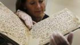 متحف اللوفر يعرض مخطوطة من القرآن تعود للقرن الثامن الميلادي