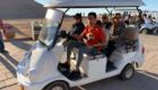 سيارات كهربائية صديقة للبيئة مع تعامد الشمس على وجه رمسيس الثاني بمصر