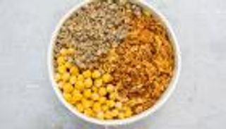 "ملابسي ليست سُبة".. طرد عامل نظافة من مطعم شهير يثير ضجة في مصر