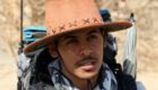 سعودي يبدأ رحلة من جدة إلى قطر سيرًا على الأقدام.. ما السر؟