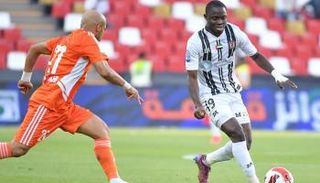 من مباراة عجمان والجزيرة في الدوري الإماراتي
