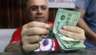 المركزي اللبناني يكافح لوقف انهيار الليرة بهذا القرار