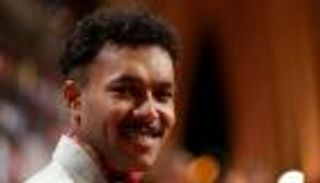 ويجز بعد "عزومة" أحمد العوضي لعامل النظافة: "لا تتاجر بفعل الخير"