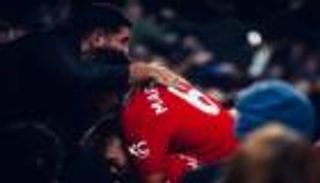 "توأم مقاتل".. لاعب مانشستر يونايتد يفاجئ مشجعا مجهولا برسالة مثيرة