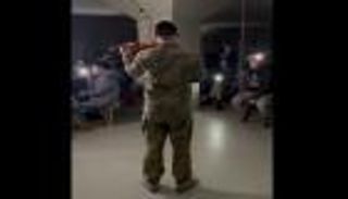 سلاح الموسيقى يقهر خوف الملاجئ.. مهمة أخرى لجنود أوكرانيا