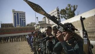 عناصر من مليشيات الحوثي الإرهابية - أرشيفية