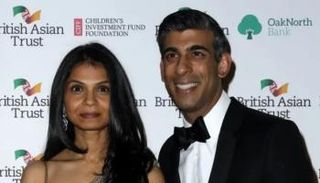 المليارديرة الهندية أكشاتا مورثي وزوجها رئيس وزراء بريطانيا ريشي سوناك