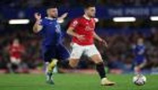 لماذا ظهر لاعب تشيلسي "عاريا" في مباراة مانشستر يونايتد؟