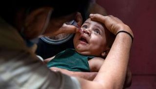 طفل يحصل على لقاح شلل الأطفال - أرشيفية
