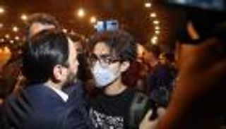 بالفيديو.. طلاب إيرانيون يجبرون مسؤولا بارزا على مغادرة الجامعة