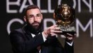 بعد الكرة الذهبية.. كريم بنزيما يتلقى رسالة عاجلة من الجزائر