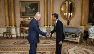 الملك تشارلز الثالث ورئيس الوزراء الجديد ريشي سوناك