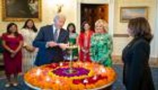 بايدن يطرد الشر من البيت الأبيض بإشعال الشموع