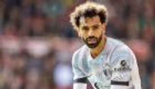الضحية محمد صلاح.. أسطورة ليفربول يبرئ كلوب من النتائج السلبية