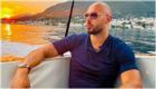 ظهر وهو يصلي.. ما حقيقة اعتناق الملاكم أندرو تيت الإسلام؟