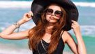 وضع العطر على الشعر.. نصائح لتجنب التقصف والجفاف