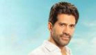 فنان شهير.. مخرج مصري يكشف تفاصيل تعاطي نجله مواد مخدرة