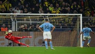 رياض محرز  يهدر ركلة جزاء أمام بروسيا دورتموند