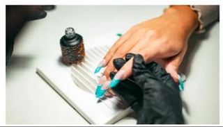 الفطريات أسفل الأظافر الصناعية