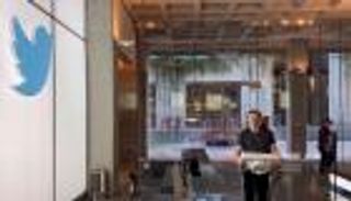 إيلون ماسك يزور مقر شركة تويتر.. سر "الحوض" الذي يحمله الملياردير