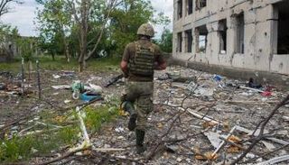 جندي يسير وسط الدمار الذي لحق بخيرسون- أرشيفية