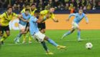 النحس مستمر.. رياض محرز يواصل إهدار ركلات الجزاء في دوري أبطال أوروبا (فيديو)