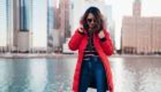 المعطف الأحمر.. إطلالة شتوية تخطف الأنظار