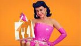  الجمهور يسخر من كيتي بيري.. هل أصيبت بعطل فني؟