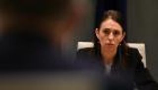 سيف ساموراي وقنبلة.. هجوم على مكتب رئيسة وزراء نيوزيلندا 