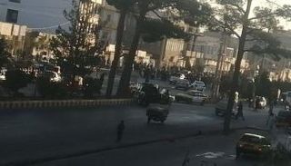 جانب من الهجوم الذي استهدف مركبة تابعة لقوات طالبان