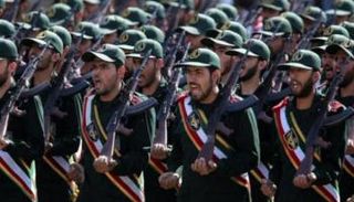 عناصر من الحرس الثوري الإيراني خلال استعراض سابق