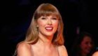 "السمنة" تجبر تايلور سويفت على حذف مشهد من كليب "Anti Hero"