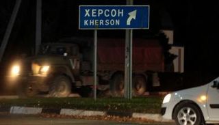 شاحنة عسكرية روسية في مدخل خيرسون - أ.ف.ب